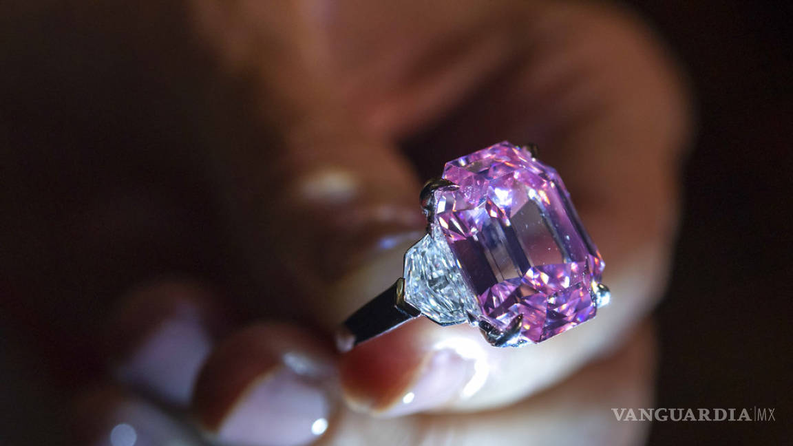 Diamante rosado es subastado por más de 50 millones