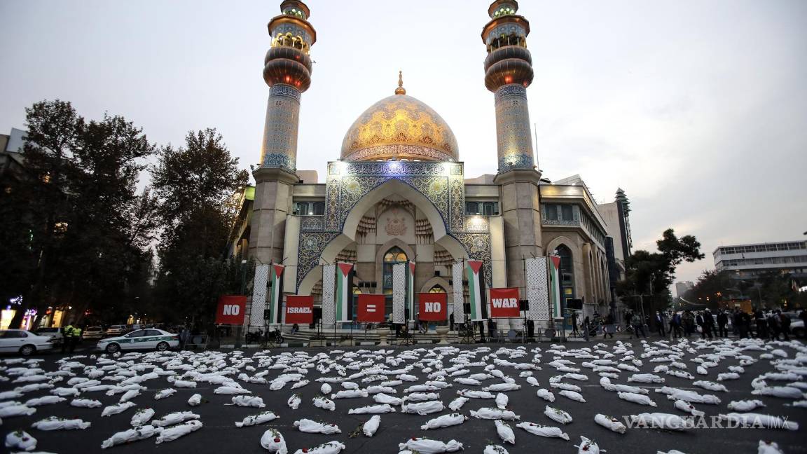 $!Cadáveres simulados en homenaje a los niños que murieron en la guerra de Israel en solidaridad con el pueblo palestino, en la Plaza Palestina, en Teherán, Irán.