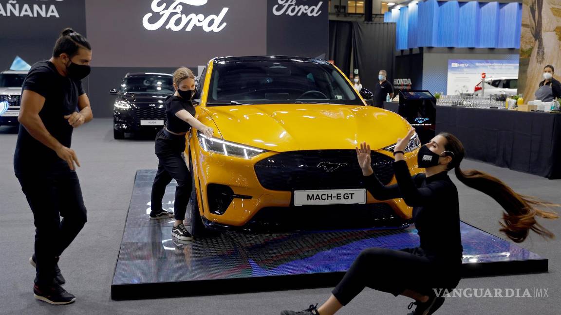 $!Varios bailarines durante la presentación del Ford Mustang-ETGT, una de las novedades que se pueden ver en Automobile, el Salón Internacional del Automóvil de Barcelona. EFE/Toni Albir