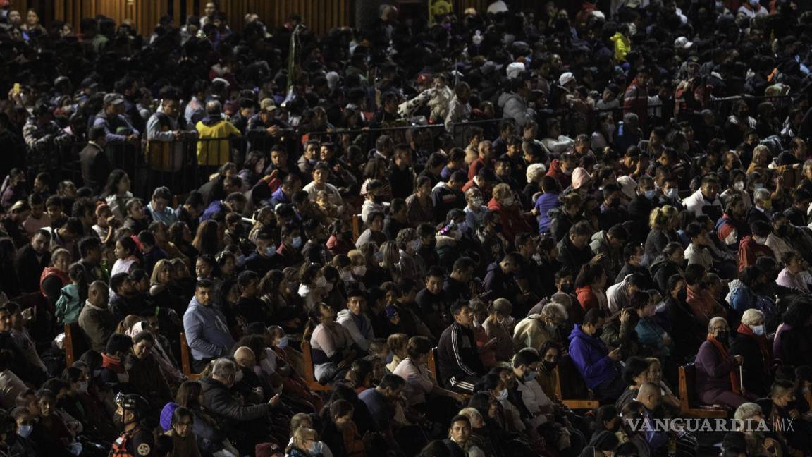 $!Miles de feligreses acudieron a la Basílica de Guadalupe para celebrar a la Virgen María en su día.