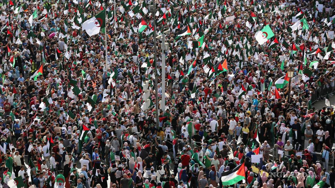 $!La gente sostiene banderas palestinas durante una protesta contra Israel para mostrar solidaridad con el pueblo palestino en Argel, Argelia.