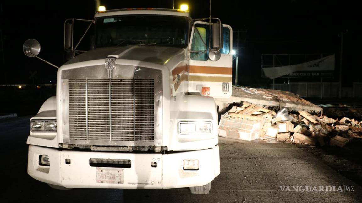 $!Trailero intenta ganarle paso al tren, en Ramos Arizpe