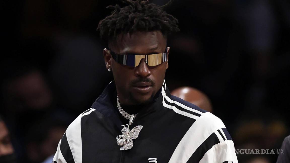 $!Tras la controversia, Antonio Brown fue visto el lunes después del partido en el duelo entre Grizzlies y Nets de la NBA.