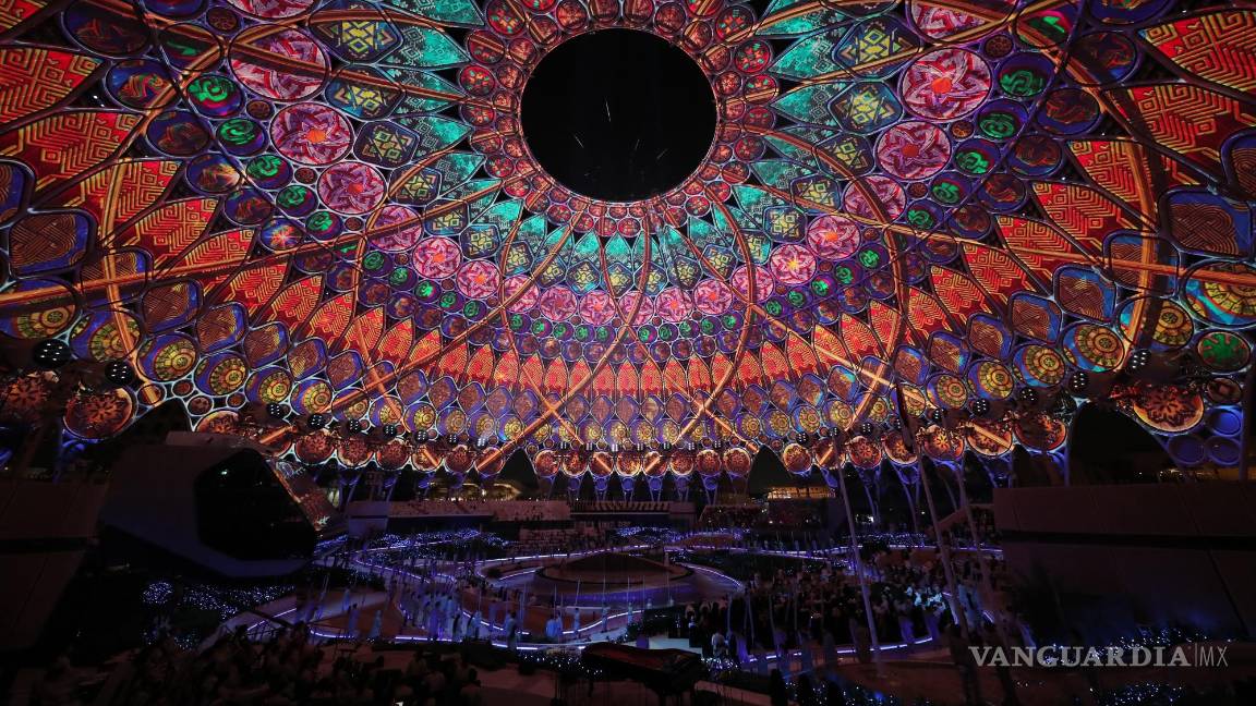 $!El logotipo de EXPO 2020 Dubai se muestra mientras los bailarines actúan en el centro de espectáculos en Al Wasl Plaza en el sitio de EXPO durante la ceremonia de apertura oficial de EXPO 2020, Dubai, Emiratos Árabes Unidos. EFE/EPA/Ali Haider