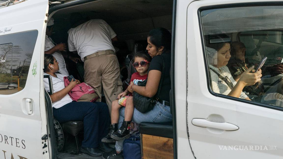 $!Un agente de migración sube a una camioneta en busca de migrantes en un puesto de control cerca de Villahermosa, Tamaulipas, México.