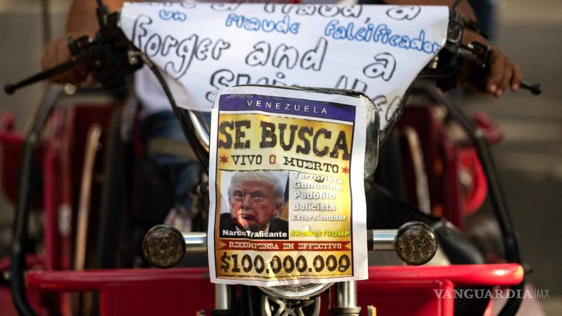$!Un cartel con la imagen de Donald Trump, durante una caravana de motociclistas en Caracas, Venezuela