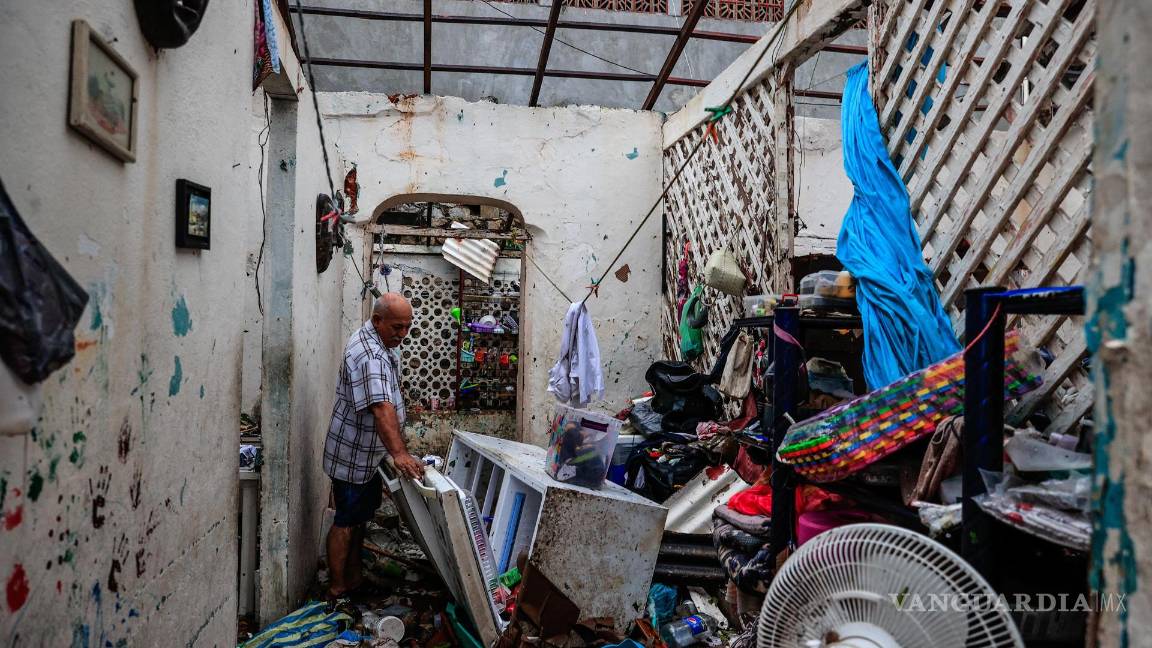 $!Un hombre revisa el estado de su vivienda tras el paso del huracán Otis en el balneario de Acapulco, en el estado de Guerrero, México.