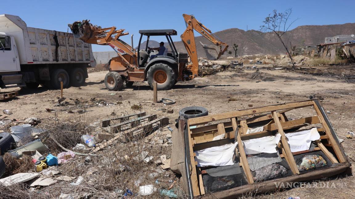 $!La precariedad en la construcción de los tejabanes de Urbivilla facilitó la propagación del fuego, dejando a varias familias sin techo en cuestión de minutos.