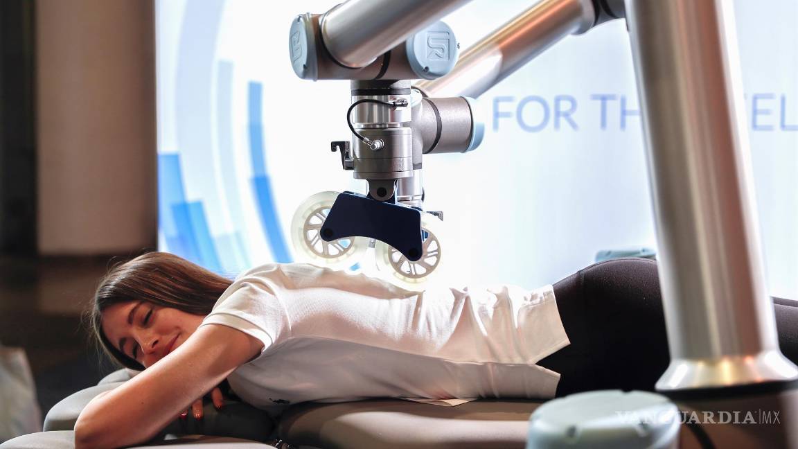 $!Una persona yace está una mesa de masaje robótica en el International Consumer Electronics Show en Las Vegas, Nevada. EFE/EPA/Caroline Brehman