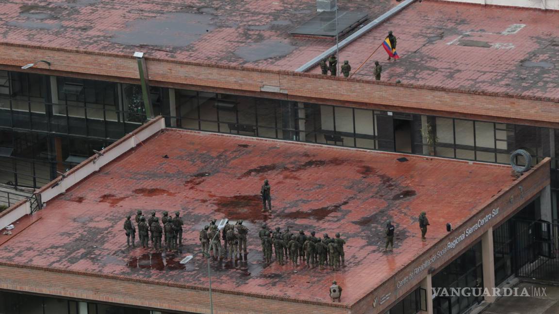$!Fotografía de la cárcel del Turi mientras militares y policías buscan retomar el control del centro penitenciario en Cuenca (Ecuador).