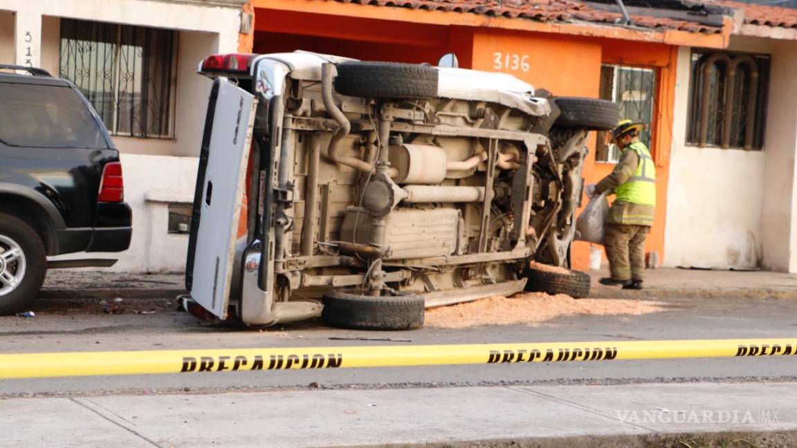 $!Vuelca camioneta y se impacta contra casa y vehículo, al poniente de Saltillo