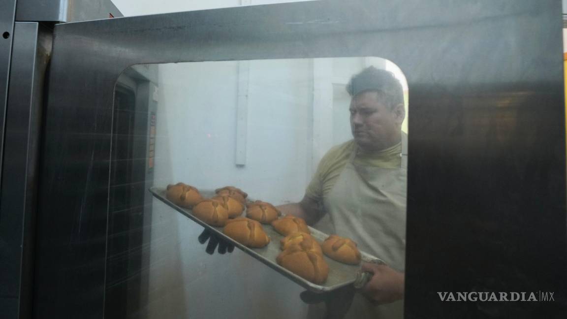 $!Víctor Silverio prepara pan de muerto, tradicional para el Día de Muertos de México, en una panadería del barrio de San Rafael en Mexico.