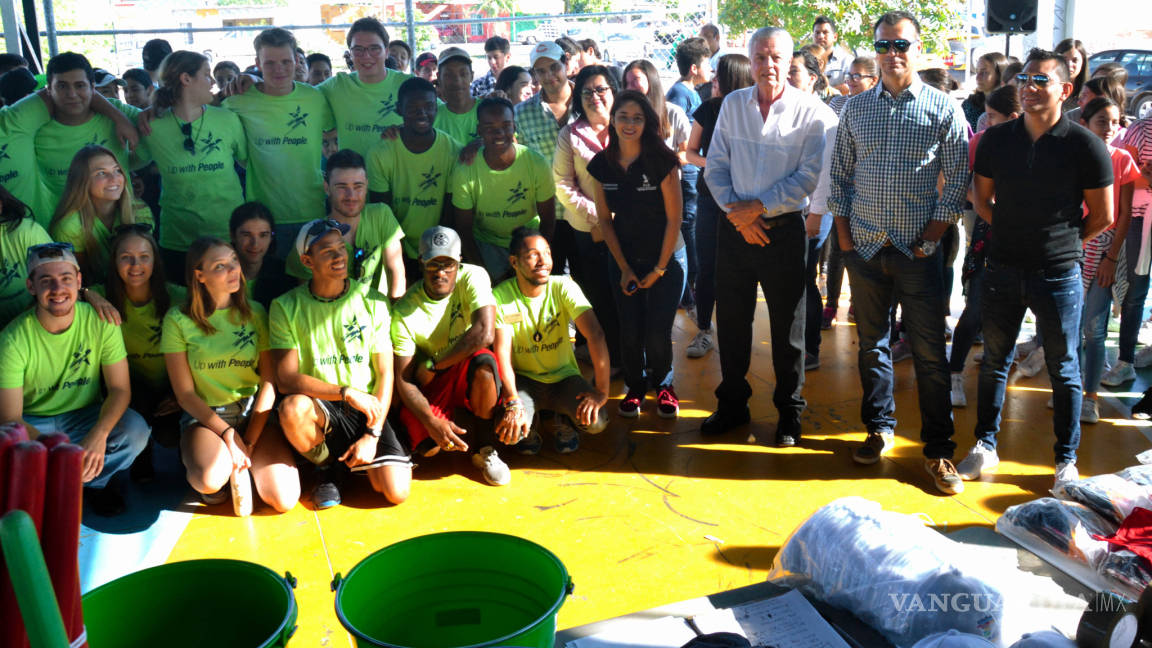 Alcalde Jorge Zermeño encabeza brigada de limpieza en Torreón con el grupo 'Viva la Gente'