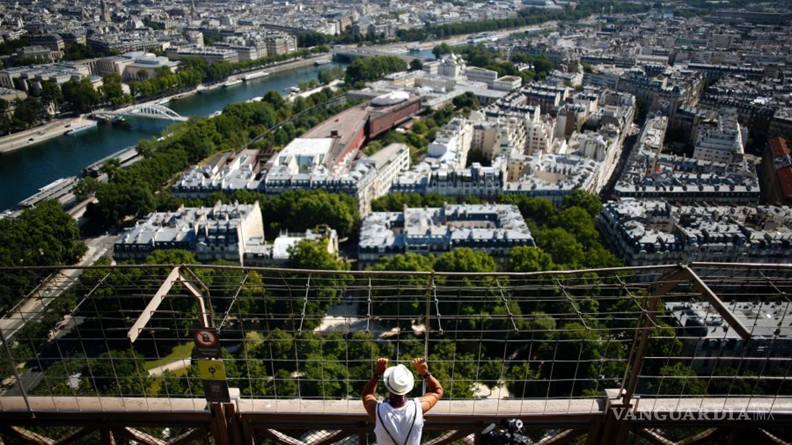 $!Así es cómo los turistas visitan la Torre Eiffel con restricciones por la pandemia del coronavirus en Francia (fotos)
