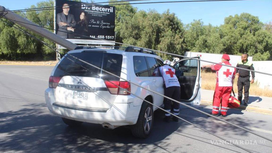 $!Personal de la Cruz Roja valoró al conductor y a su acompañante sin necesidad de traslado hospitalario.