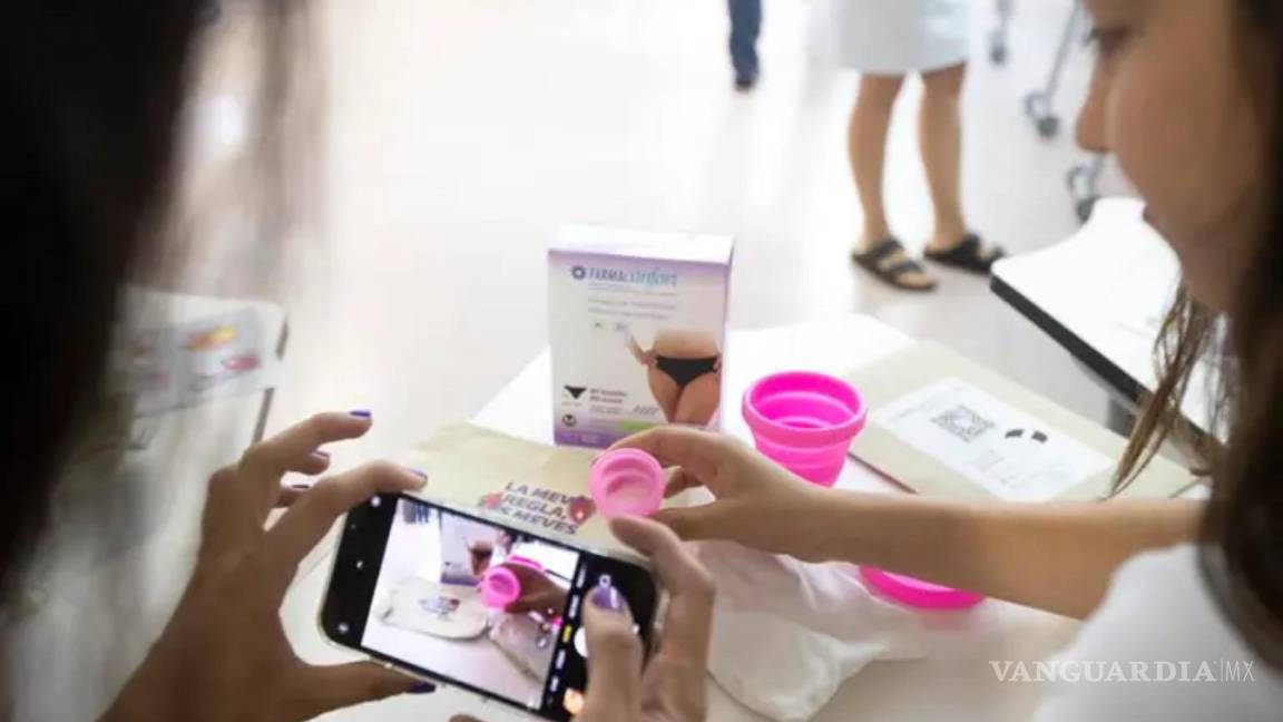 $!Una niña observa una copa menstrual. La edad a la que las niñas llegan a la pubertad inician a tener la menstruación fluctúa entre los 10 y los 15 años.