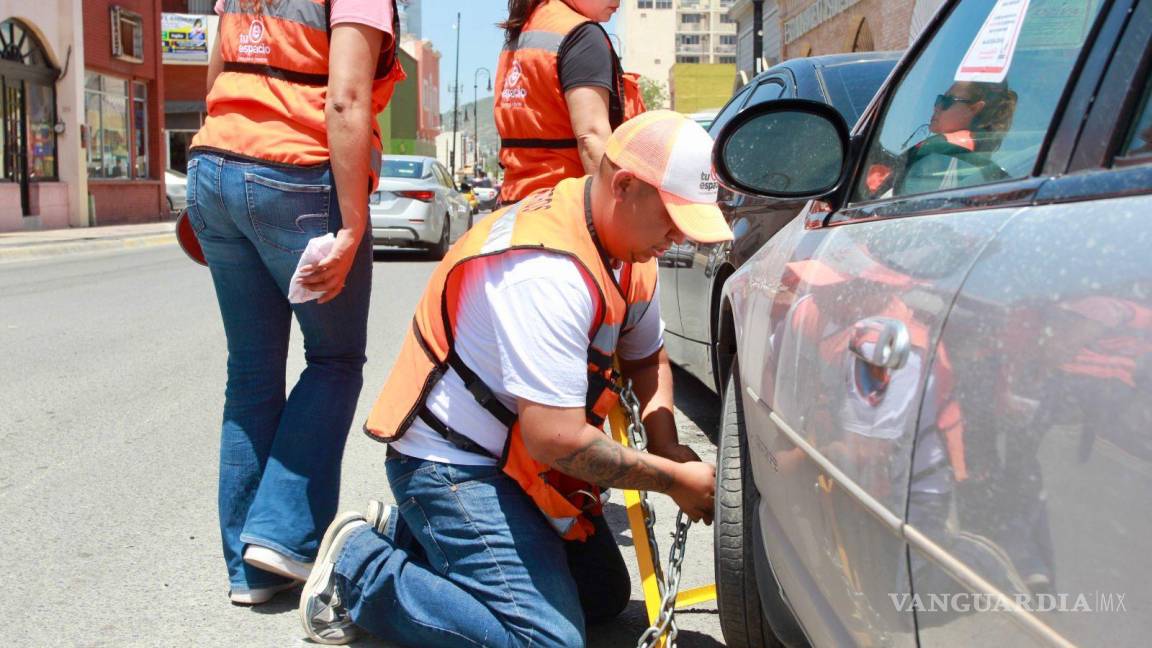 ¡Que no se te pase! Inmovilizan autos que no pagan parquímetro en Saltillo