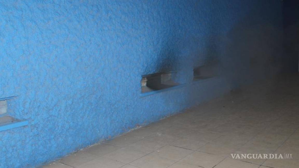 $!El denso humo salía por los respiradores del sótano.