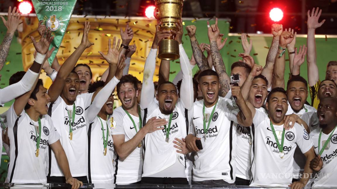 Salcedo y Marco Fabián celebran con cerveza su triunfo en Alemania