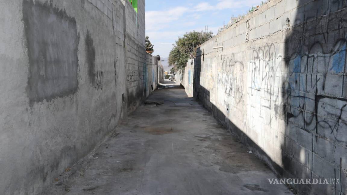 $!Cuadrillas municipales trabajaron en la limpieza de callejones del sur de Saltillo, retirando escombros y desechos acumulados.