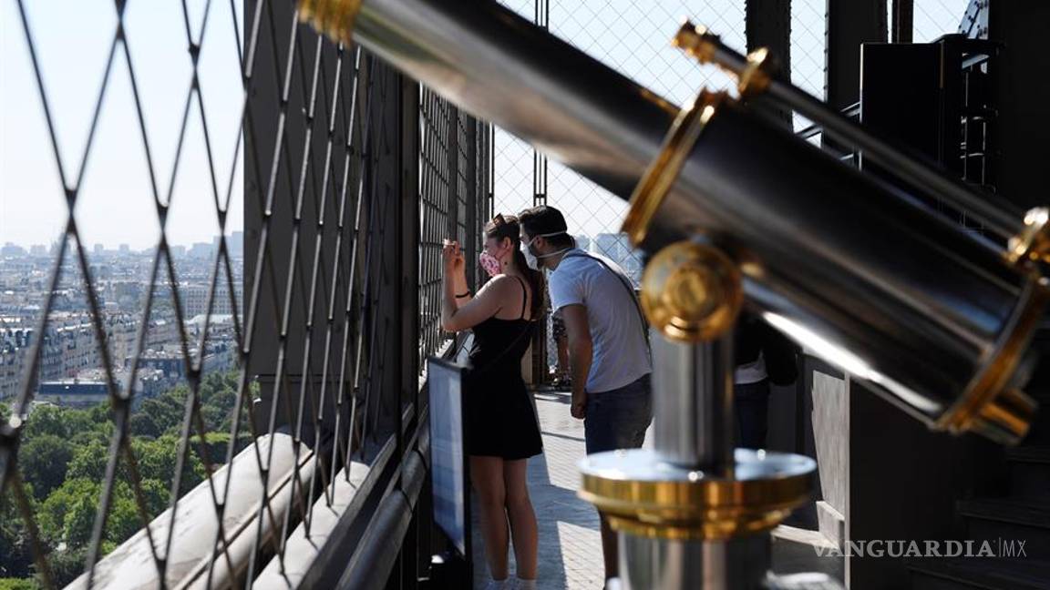 $!Así es cómo los turistas visitan la Torre Eiffel con restricciones por la pandemia del coronavirus en Francia (fotos)