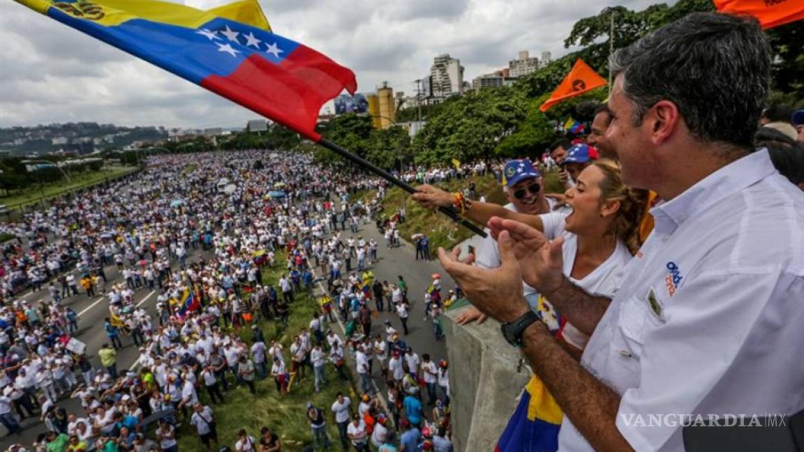 Miles de opositores piden un referéndum contra Maduro