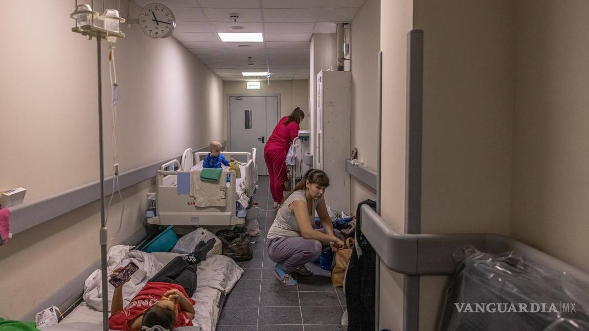 $!Padres están junto a sus hijos que están siendo tratados en el sótano del hospital infantil Ohmadyt en Kiev (Kiev), Ucrania. EFE/EPA/Roman Pilipey