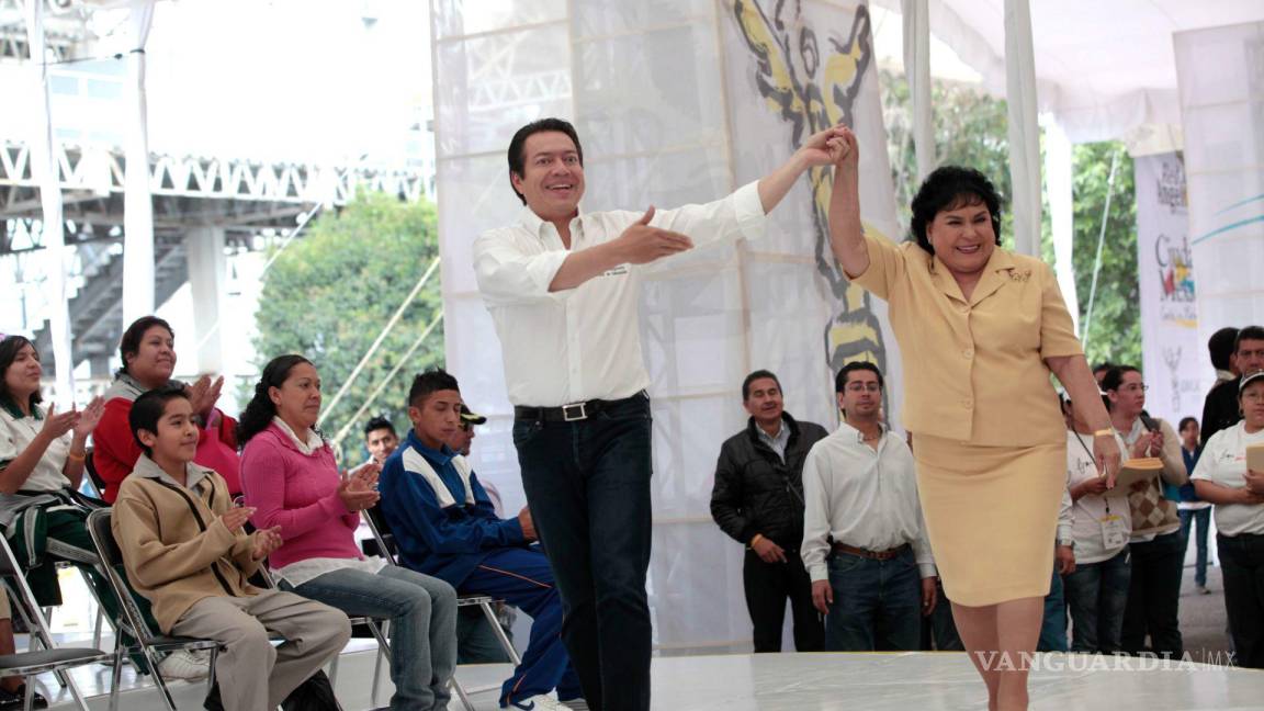 $!14 de agosto de 2011. Mario Delgado Carrillo, secretario de Educación del DF y Carmen Salinas entregan apoyos económicos a estudiantes de secundaria. Cuartoscuro