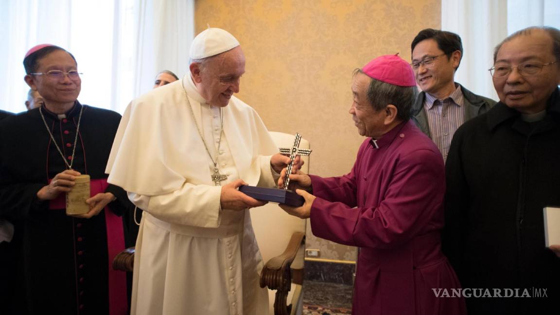 Regala Taiwán al Papa una cruz hecha con restos de bombas lanzadas por China