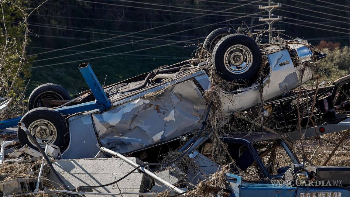 $!Un vehículo destruido de V J’s Auto Service, un taller de mantenimiento de vehículos de 40 años de antigüedad, en el River Arts District, en Asheville.