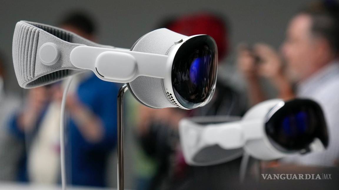 $!Las gafas Vision Pro de Apple en una sala de exposiciones del campus de Apple en Cupertino, California.