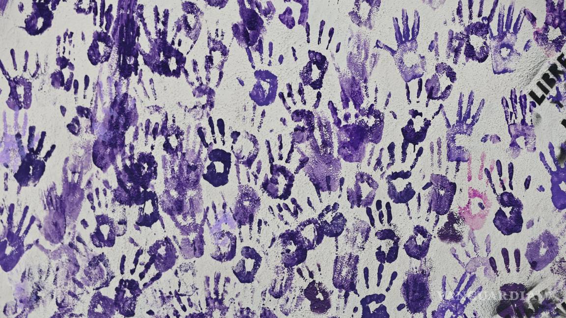 $!Cientos de huellas quedaron plasmadas en paredes del puente inferior de la calle Allende, como muestra de protesta por abusos contra la mujer.