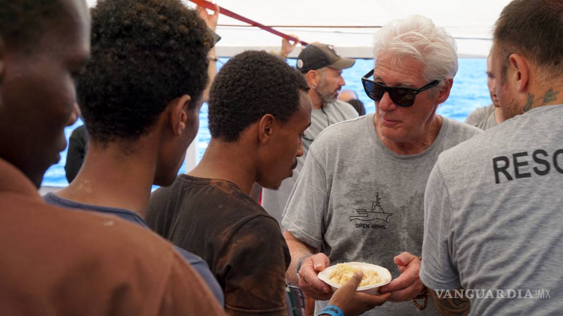 $!Richard Gere en acto solidario y humanitario lleva víveres a 121 inmigrantes rescatados por Open Arms