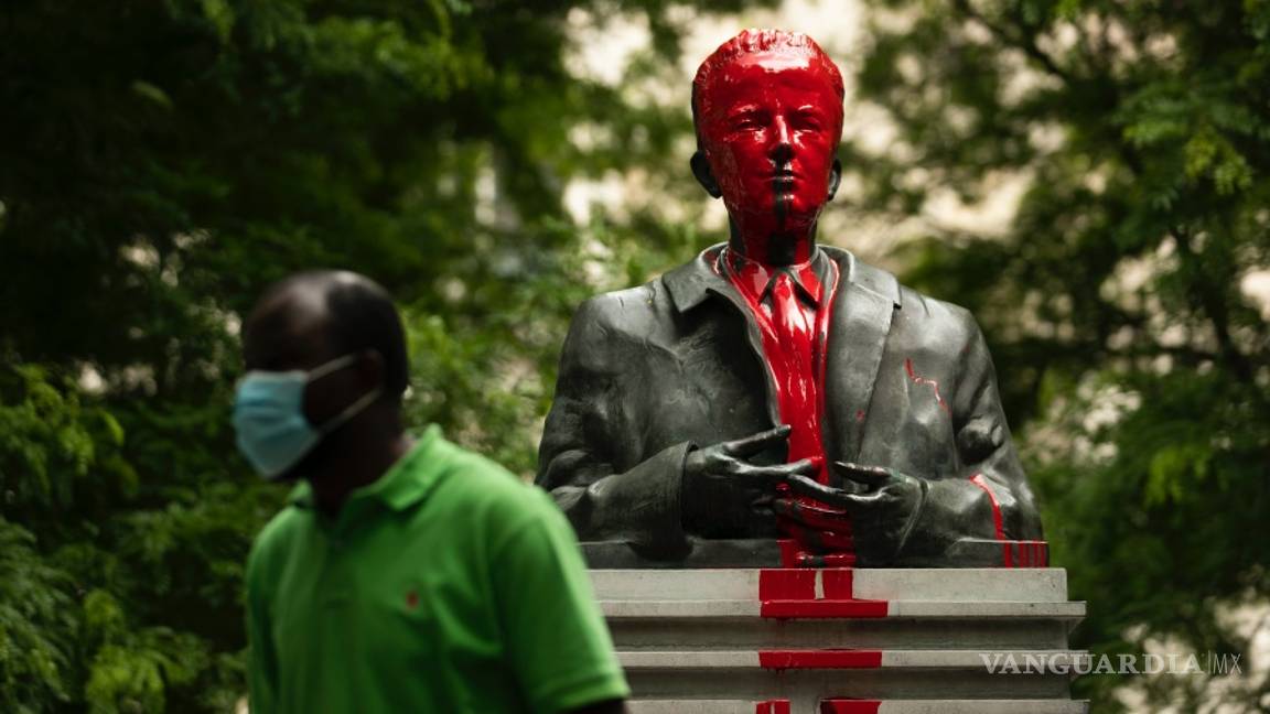$!Monumentos y estatuas son víctimas de la ira y las protestas antirracistas en todo el mundo (fotos)