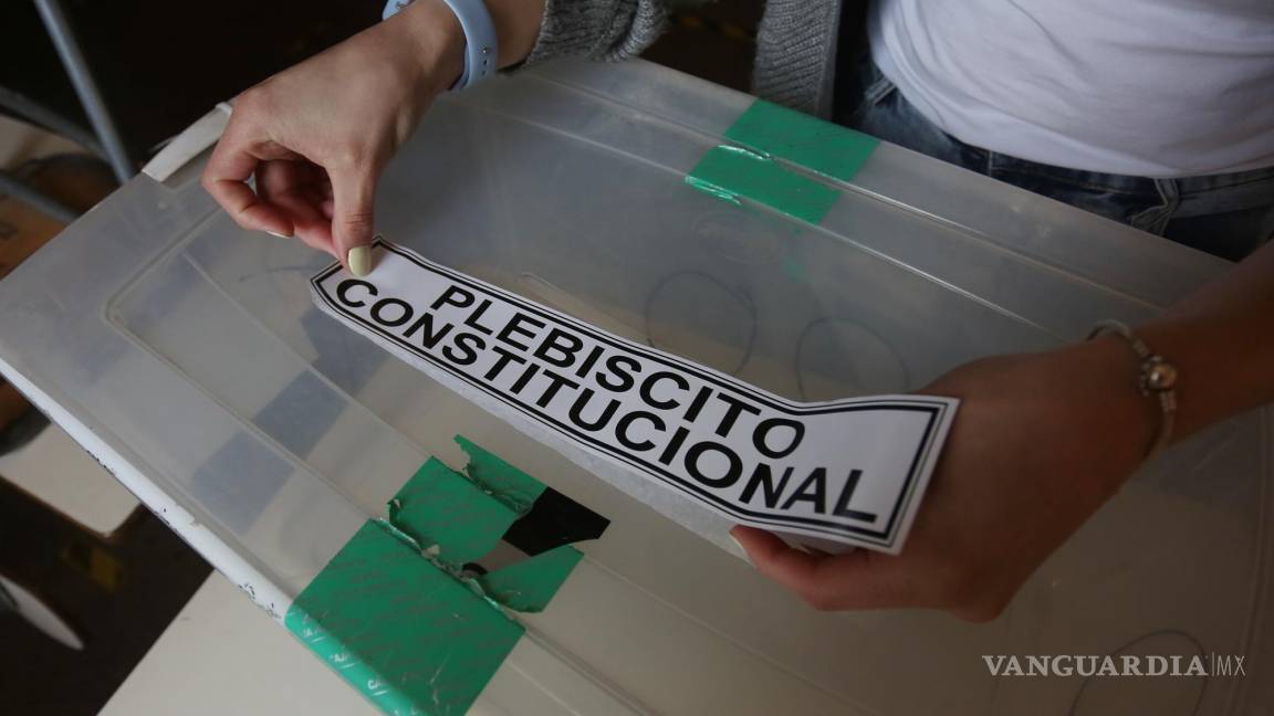 Chilenos deciden entre una nueva Constitución o la legada por la dictadura militar de Pinochet