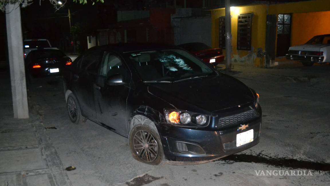 Se impacta ebrio contra un vehículo estacionado en colonia de Saltillo