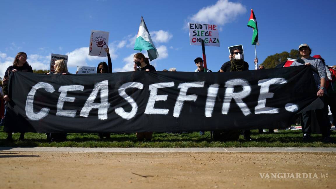 $!Manifestantes del grupo de campaña “Voz Judía por la Paz” realizan una protesta en el National Mall en Washington, DC.