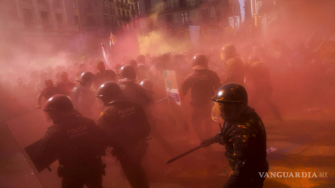 Policía se enfrenta a separatistas catalanes en Barcelona