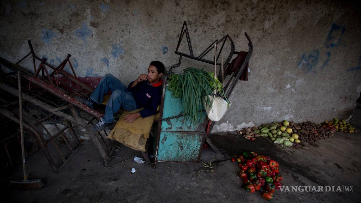 $!Ante la crisis, venezolanos buscan comida en basurales