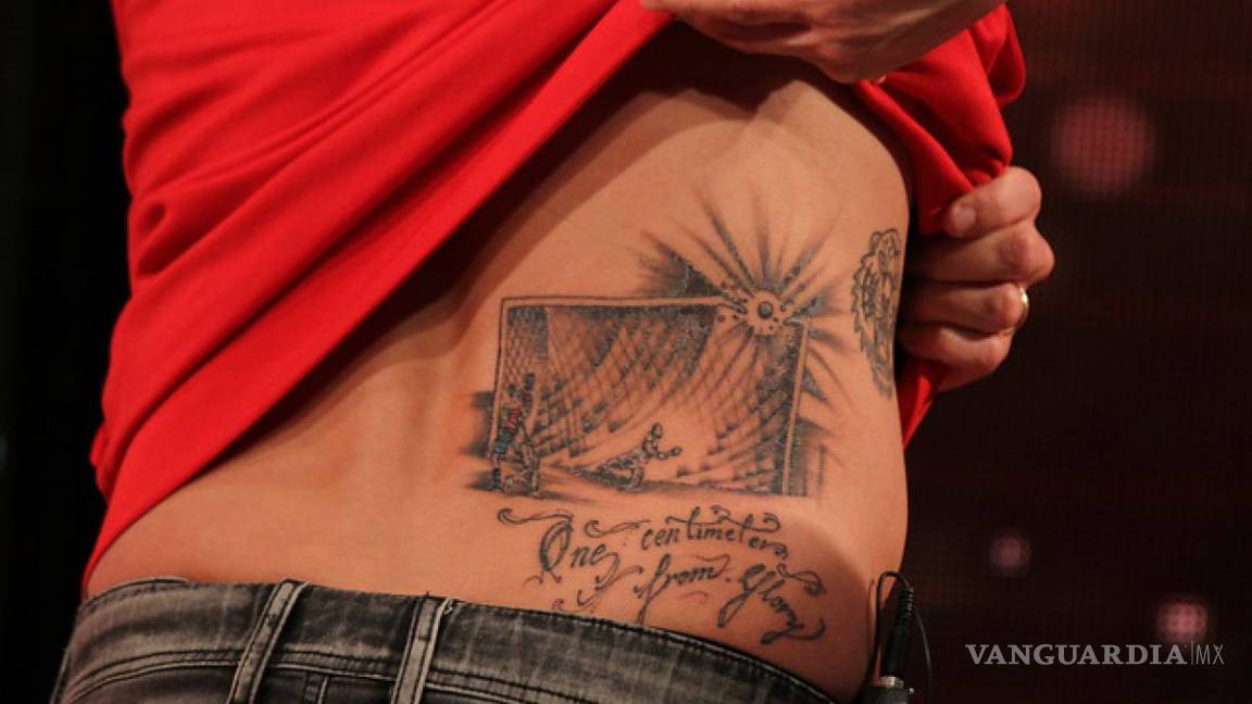 $!Demuestra su fanatismo al extremo: ¡En Saltillo, aficionado se tatúa escudo del América en el rostro!