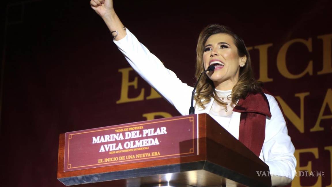 Nueva alcaldesa de Morena en Mexicali presume toma de protesta 'fifí' y hasta con la presencia de un obispo