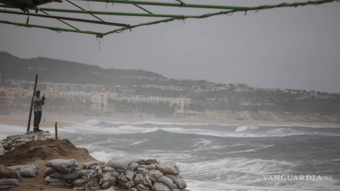 Declaran alerta roja en Los Cabos por huracán 'Lorena'