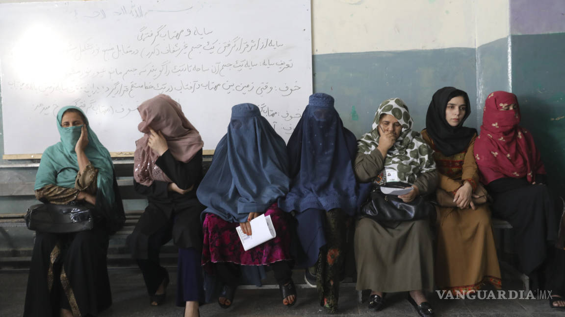 Votan afganos en medio del temor y las amenazas