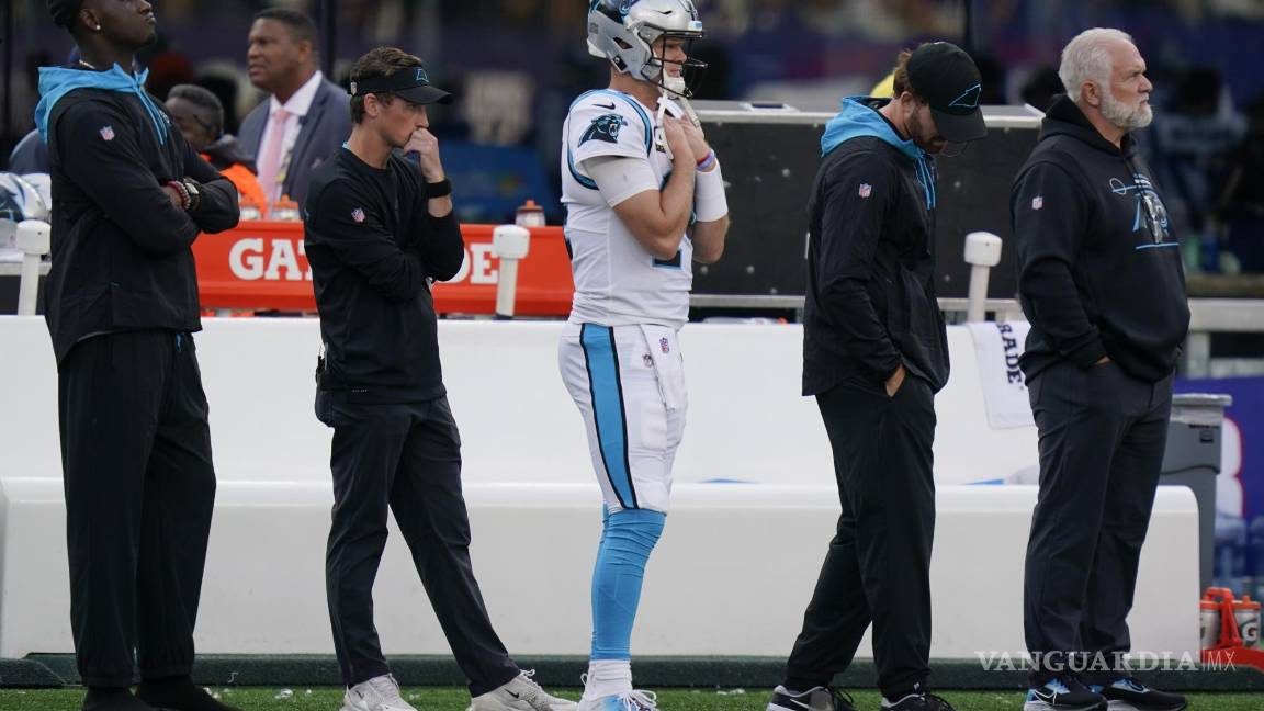 $!El actual quarterback de los Panthers, Sam Darnold, no ha podido llevar bien los controles del equipo y parece que ya buscan más opciones.