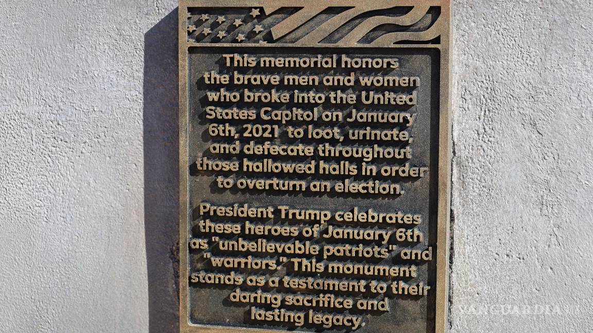 $!Detalle de la placa puesta en una figura en bronce de un escritorio con un excremento encima, instalado en el National Mall cerca del Capitolio.