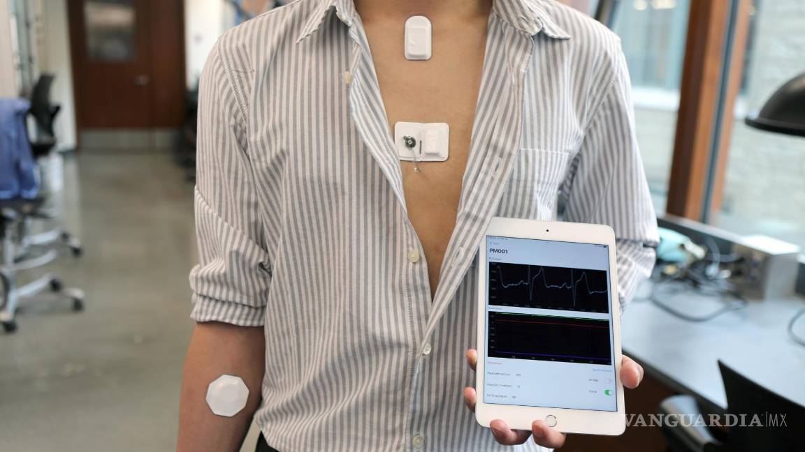 $!Dispositivos sobre un voluntario junto con la ‘app’ para ‘tableta electrónica’.