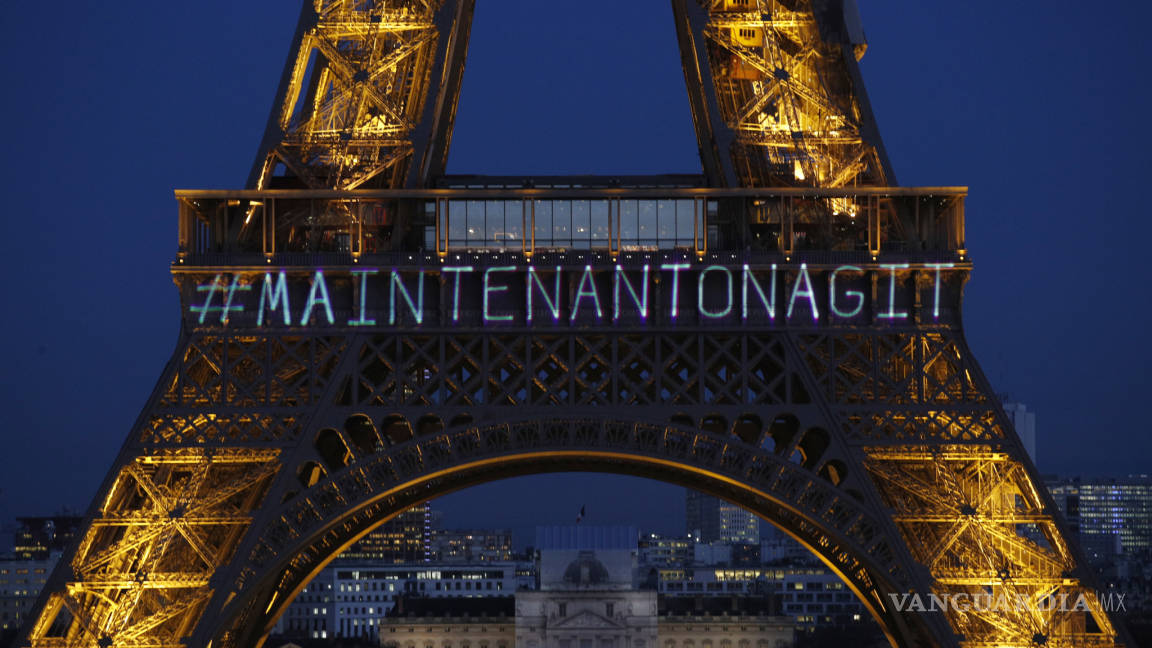 Torre Eiffel exhibe un mensaje contra el abusos a las mujeres