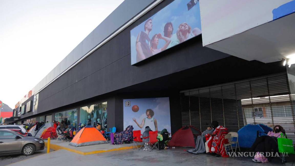 $!Tiendas de acampar donde los fanáticos del puertorriqueño pasaron la noche para obtener un boleto.