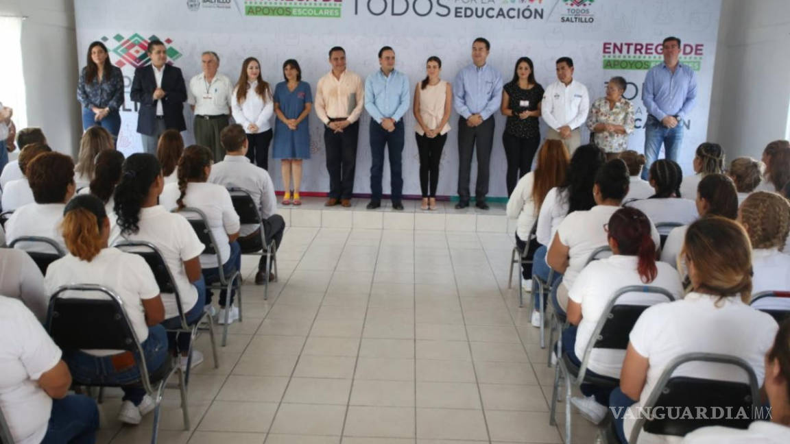 Entrega Manolo Jiménez apoyos a internas de Penal Femenil de Saltillo