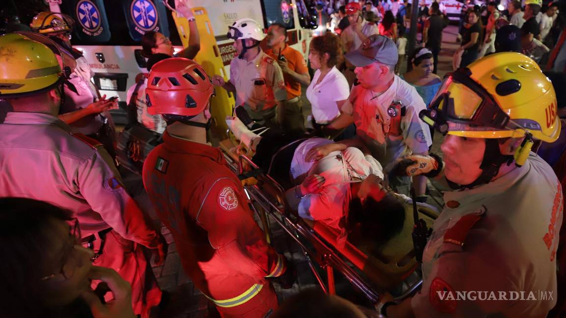 $!Servicios médicos asisten a personas que fueron atropelladas, este sábado en Guadalajara.